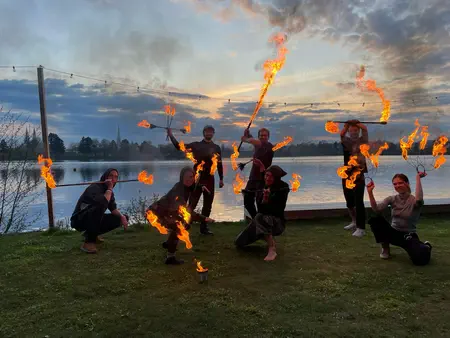 Feuerjonglage mit den Friendly Fire Fae